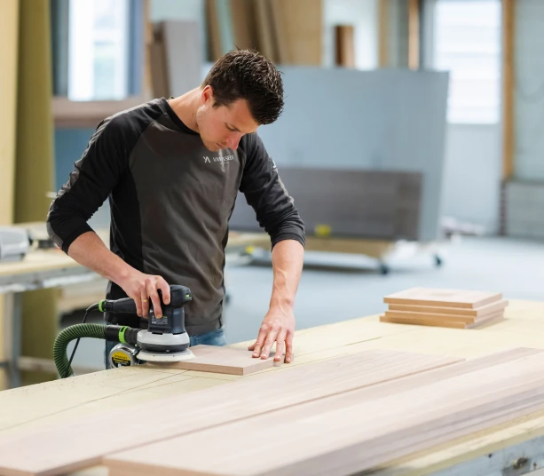 Vakman aan het werk in de werkplaats van Van Asselt Interieurbouw in Uddel